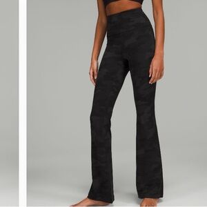 Groove Super-High-Rise Flared Pant Black Camo